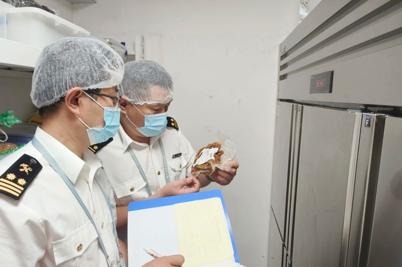 護航空港出入境旅客“舌尖上的安全”（圖）