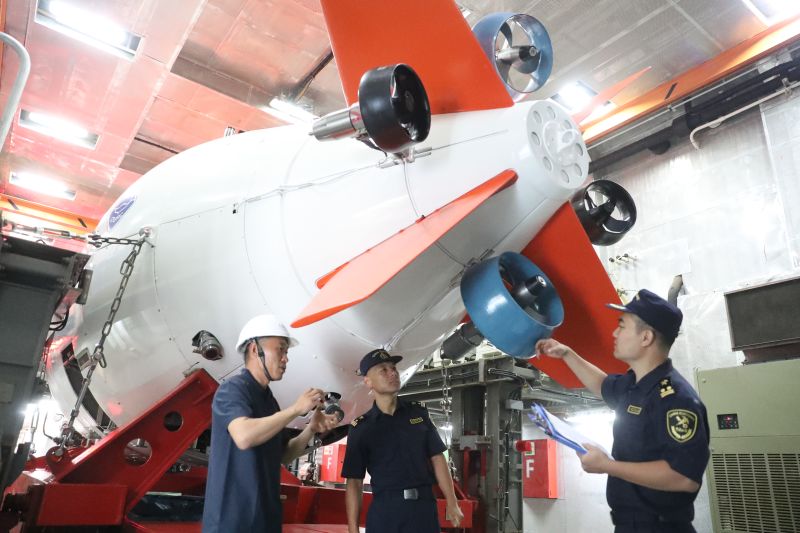 “深海一號(hào)”科考船通關(guān)出境（圖）