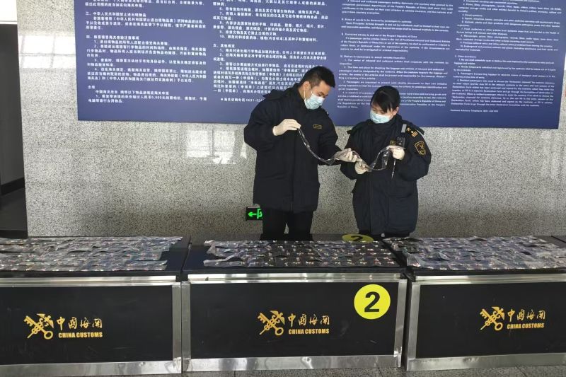 威海海關查獲夾藏出口煙花爆竹71噸（圖）