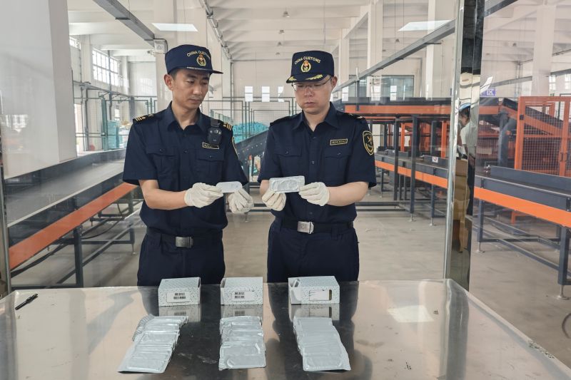 煙臺海關(guān)查獲超量攜帶進境物品1427件（圖）