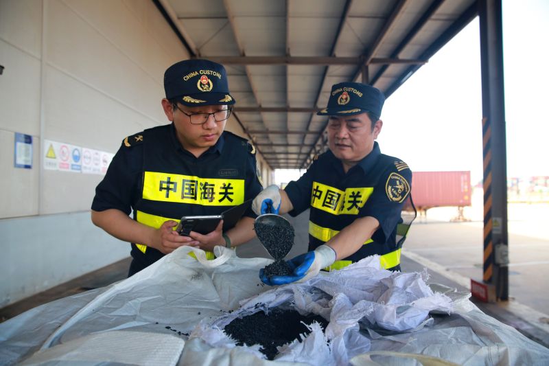 進口?；贰傲惴e壓” 海關(guān)新模式破解高溫季通關(guān)難題